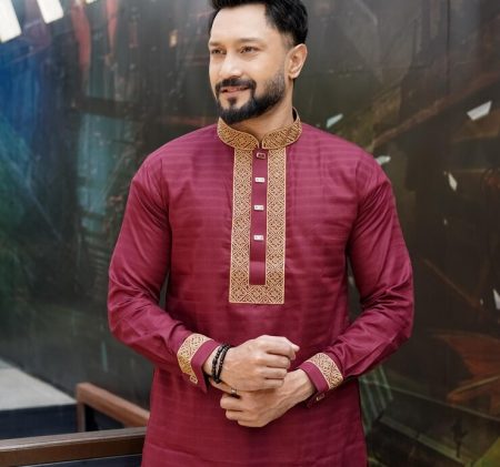 maroon-embroidered-kurta-men_764575-2996